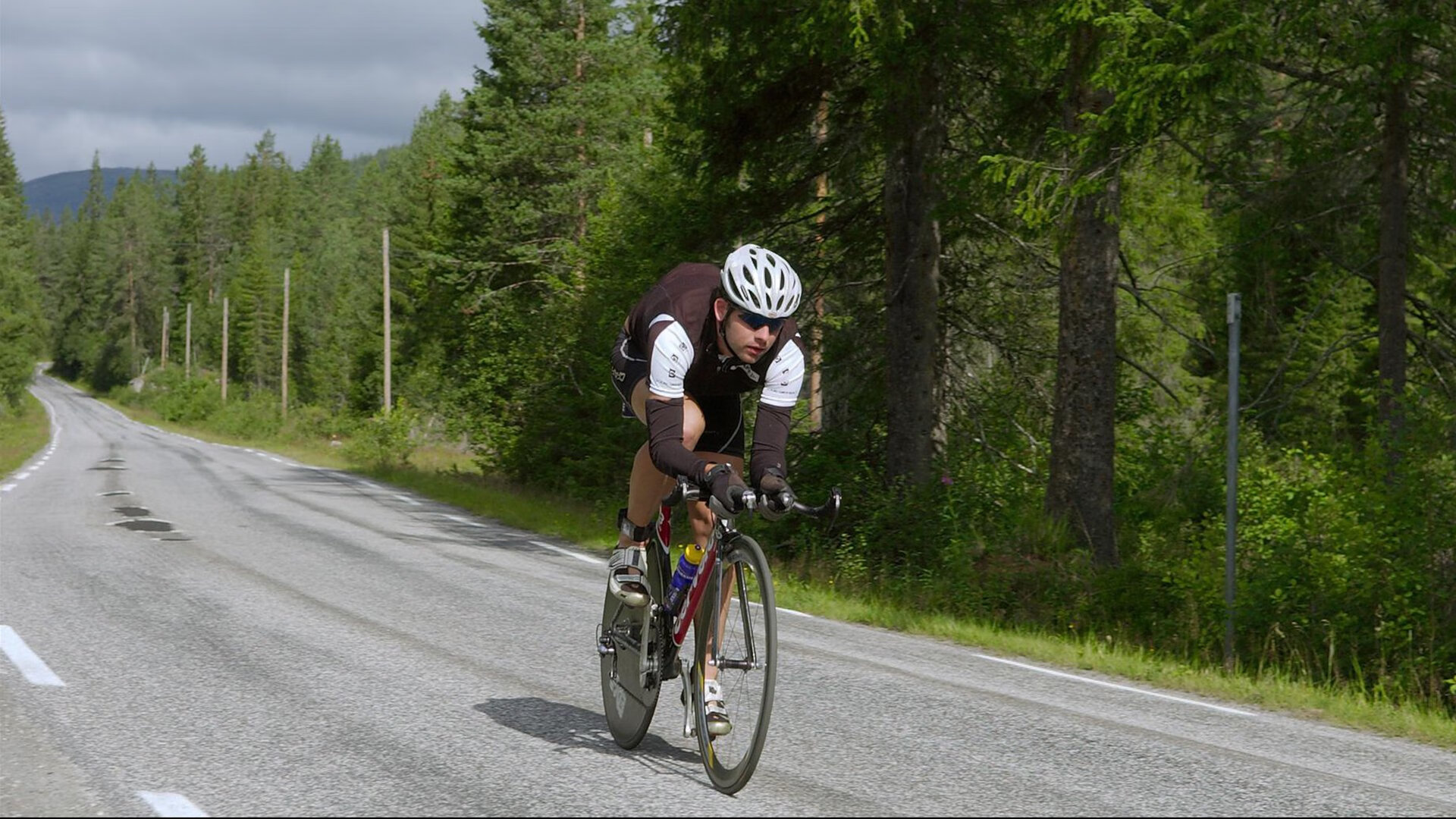 “沿海冲刺：海岸线上的极速狂奔”，海岸线走向